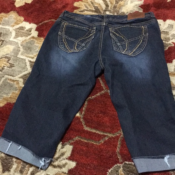 ARIYA JEANS - Picture 2 of 2